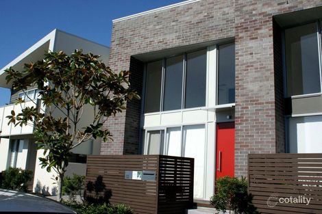 Property photo of 32 Lakefront Crescent Varsity Lakes QLD 4227