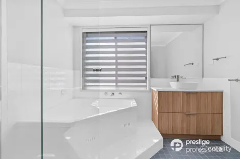 Property photo of 4 Hampton Court Wattle Grove NSW 2173