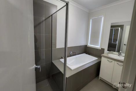 Property photo of 8 Kingscliff Avenue Clyde VIC 3978