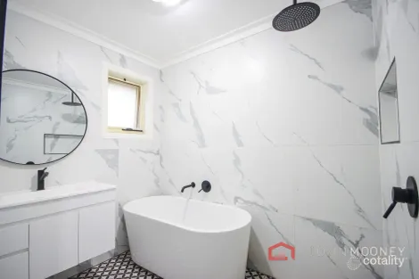 Property photo of 24 Waratah Street Kooringal NSW 2650