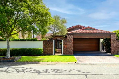 16 Aberdeen Ave, Benowa, QLD 4217