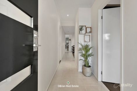 Property photo of 15 Abrus Circuit Cranbourne North VIC 3977