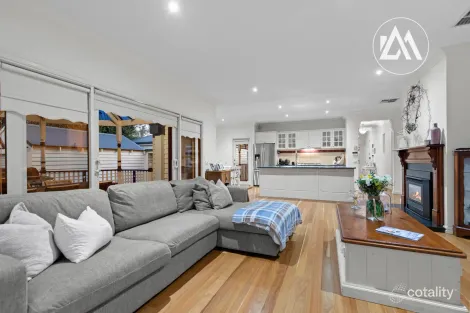Property photo of 27 Flame Robin Drive Langwarrin VIC 3910