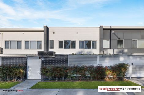 2/2 Ken Tribe St, Coombs, ACT 2611