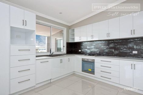 Property photo of 4 Park Place Lloyd NSW 2650