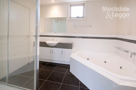 Property photo of 25 Flinders Chase Pakenham VIC 3810
