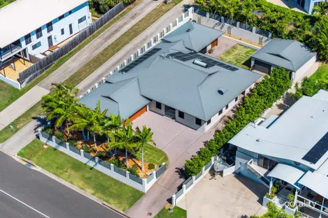 Property photo of 14 Lighthouse Drive Boyne Island QLD 4680