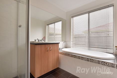 Property photo of 4 Grevillea Place Pakenham VIC 3810