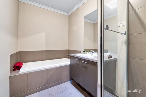 Property photo of 42 Yellow Robin Circuit Cranbourne East VIC 3977