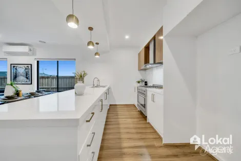 Property photo of 2 Laxmi Avenue Werribee VIC 3030