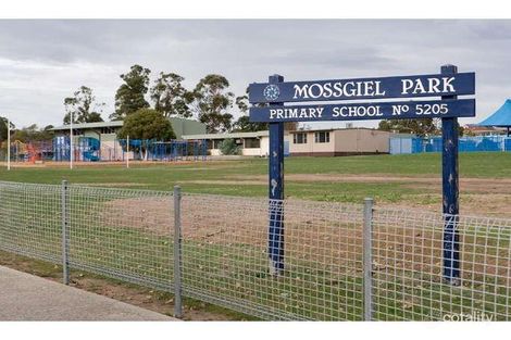 Property photo of 23 Gleneagles Drive Endeavour Hills VIC 3802