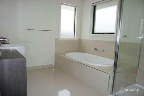 Property photo of 32 Giverny Close Burnside Heights VIC 3023