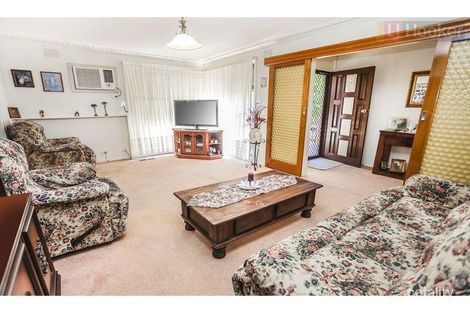 Property photo of 10 Freeland Grove Jacana VIC 3047