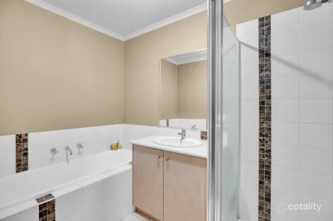 Property photo of 1/4 Cameron Court Drouin VIC 3818