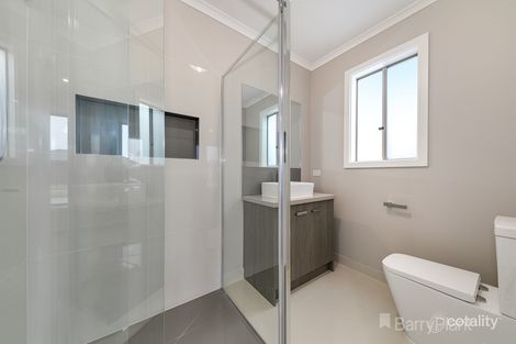 5 Pickerel Ave, Clyde North, VIC 3978