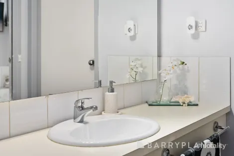 Property photo of 10 Heatherglade Place Melton West VIC 3337