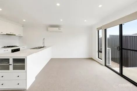 Property photo of 28 Heathwren View Werribee VIC 3030