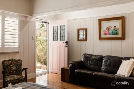 Property photo of 16 Rhyde Street Mount Lofty QLD 4350