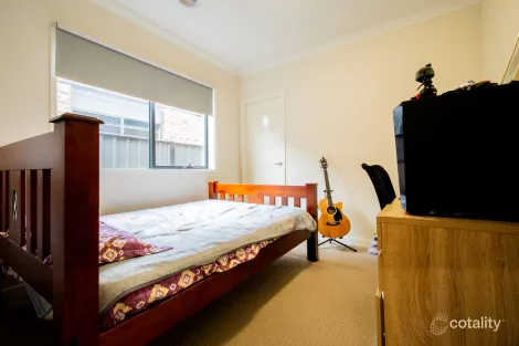 Property photo of 10 Fenix Way Clyde North VIC 3978