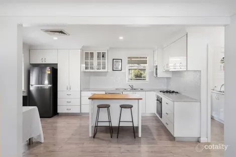 Property photo of 19 Gowrie Parade Mount Austin NSW 2650