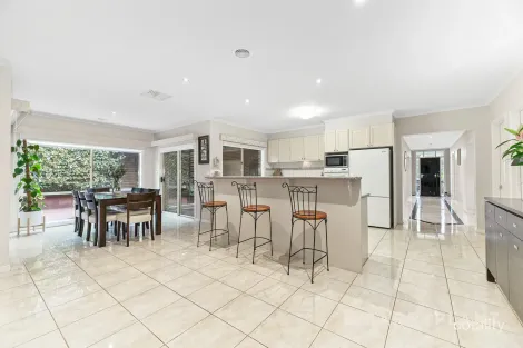 Property photo of 13 Lorikeet Drive Berwick VIC 3806