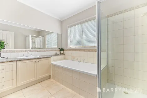 Property photo of 13 Lorikeet Drive Berwick VIC 3806