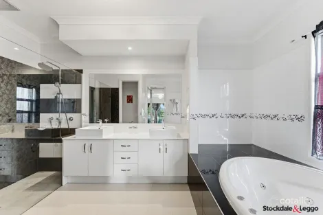 Property photo of 2 Waterside Drive Pakenham VIC 3810