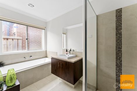 Property photo of 10 Embleton Chase Weir Views VIC 3338