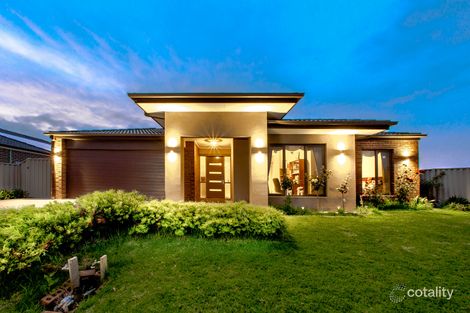 Property photo of 10 Beauchamp Way Cranbourne East VIC 3977