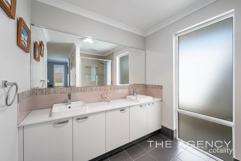 Property photo of 8 Marlowe Place Lake Coogee WA 6166