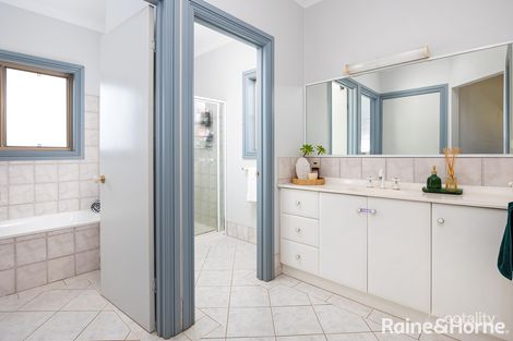 Property photo of 27 Andrews Avenue Kooringal NSW 2650