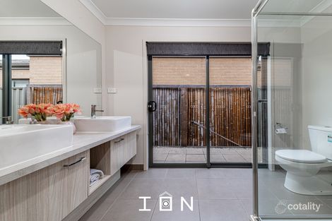 Property photo of 17 Stark Circuit Cranbourne East VIC 3977