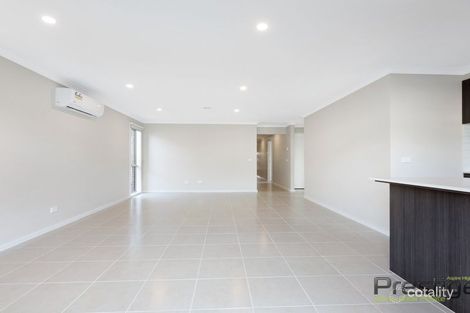 Property photo of 32 Gateau Drive Werribee VIC 3030