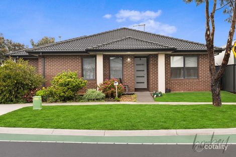 Property photo of 8 Streamside Drive Craigieburn VIC 3064