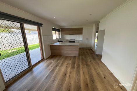 Property photo of 6 Mark Place Pakenham VIC 3810