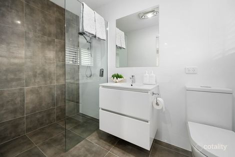Property photo of 2/6 Rosalind Avenue Paradise Point QLD 4216