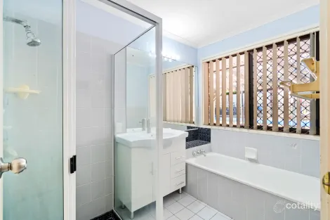 Property photo of 4 Natone Court Edens Landing QLD 4207