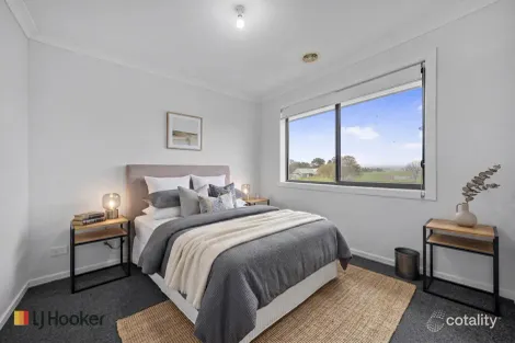 Property photo of 21 Rochford Drive Donnybrook VIC 3064