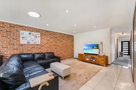 Property photo of 52 Oswald Crescent Rosemeadow NSW 2560