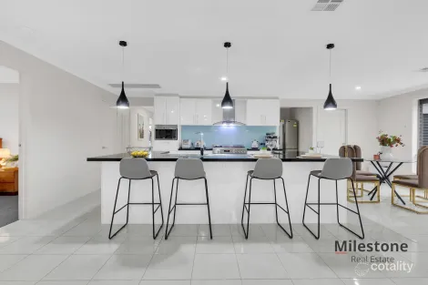 Property photo of 40 Stark Circuit Cranbourne East VIC 3977