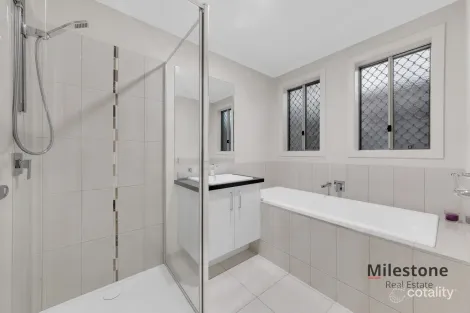 Property photo of 40 Stark Circuit Cranbourne East VIC 3977