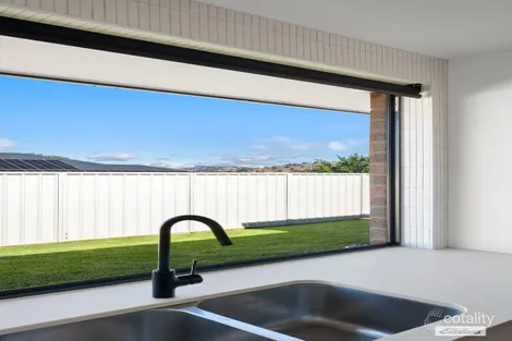 Property photo of 8 Avenel Circuit Wodonga VIC 3690