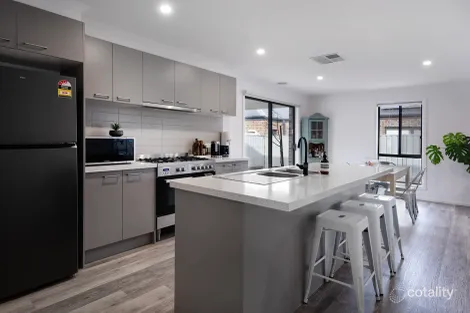 Property photo of 10 Elstead Drive Strathdale VIC 3550