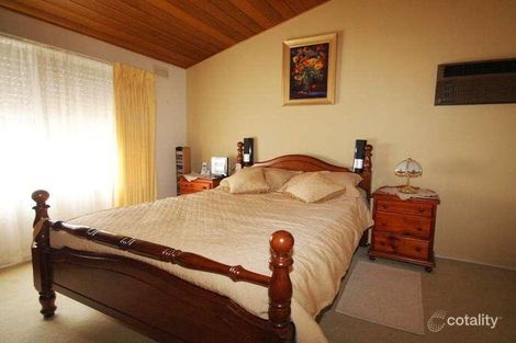Property photo of 32 Akma Court Taylors Lakes VIC 3038