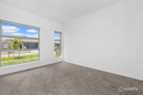 Property photo of 11 Bulbine Place Beveridge VIC 3753