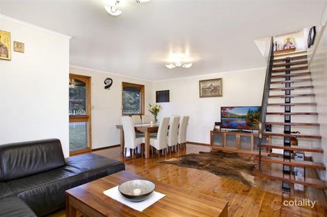 Property photo of 2 Olga Close Bossley Park NSW 2176