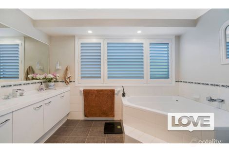 Property photo of 27 Nightingale Crescent Cameron Park NSW 2285