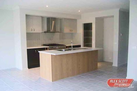 Property photo of 10 Ibis Close Pakenham VIC 3810