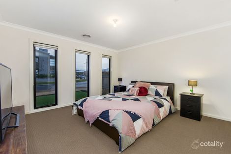 Property photo of 10 Mandalay Parade Fraser Rise VIC 3336