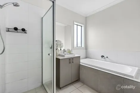 Property photo of 39 Fleurieu Circuit Armstrong Creek VIC 3217